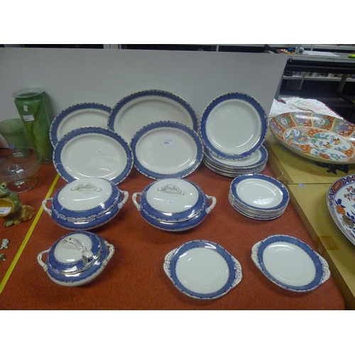 3283 - A quantity of blue and white decorative dinnerware