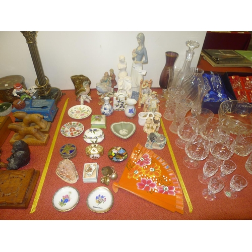 3307 - A quantity of miscellaneous decorative figurines, animal ornaments and small ornaments etc