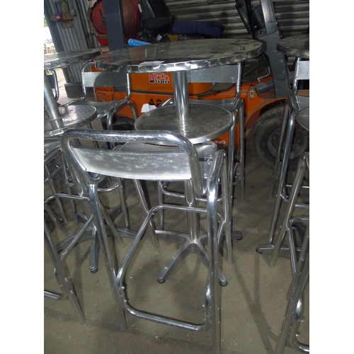 1004 - A tall metal 2 tier cafe type table and 2 tall stools