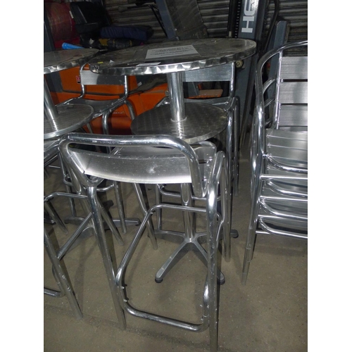1005 - A tall metal 2 tier cafe type table and 2 tall stools