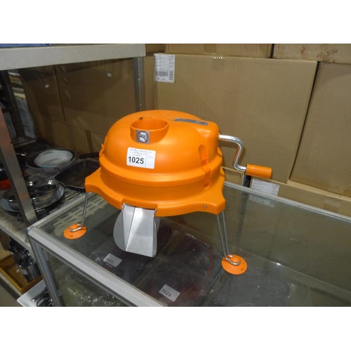 1025 - A counter top Dynamic Dynacube manual vegetable chopper (no blade grids)