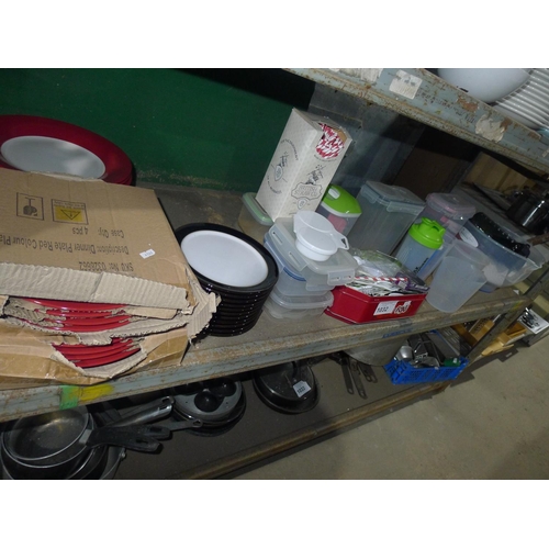 1032 - A quantity of various catering related items including plates, storage containers etc