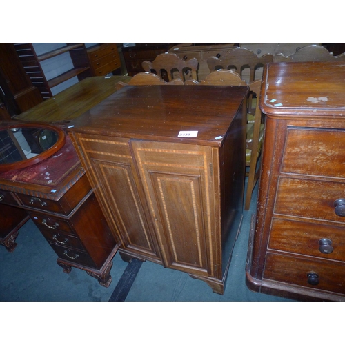 3439 - An Edwardian inlaid Mahogany two door cabinet approx 69cm wide