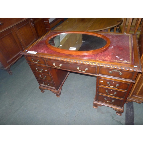 3441 - A reproduction Mahogany pedestal desk approx 122cm wide