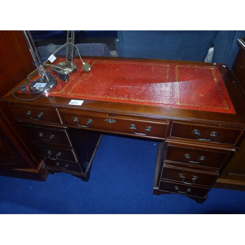 3571 - Reproduction rectangular topped mahogany flat top pedestal desk with 9 drawers, approximately 122cm ... 