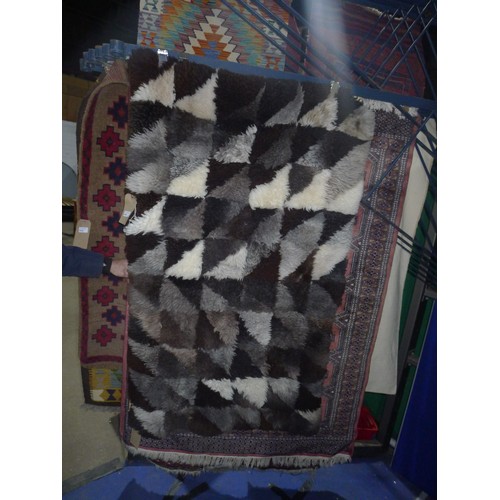 3346 - A brown patterned shagpile rug 15cm x 95cm