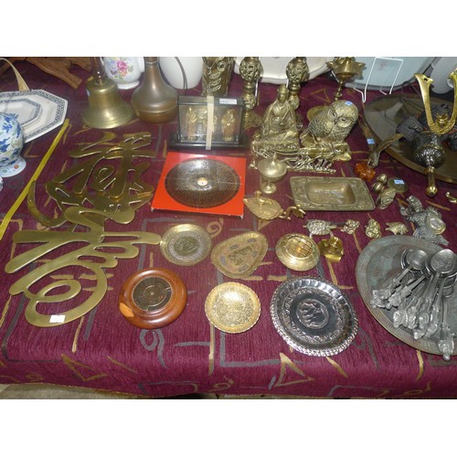 3312 - A large quantity of miscellaneous decorative brassware and ornaments and other metal ornaments and t... 