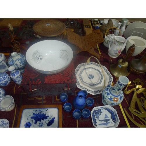 3311 - A large quantity of miscellaneous decorative blue and white oriental patterned chinaware and other b... 