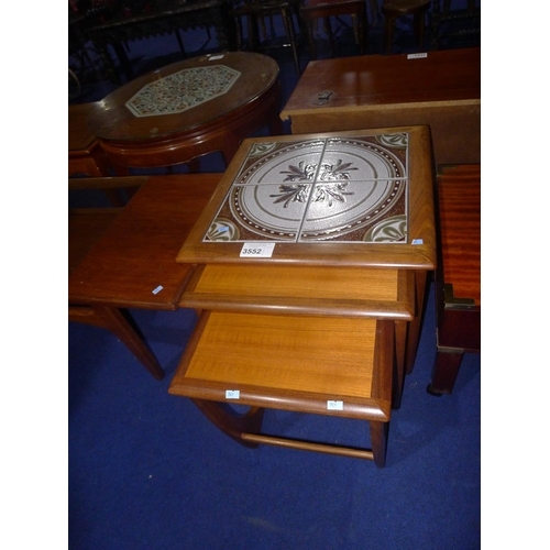 3552 - A vintage nest of three rectangular topped coffee tables, one with a tiled top (no make visible)