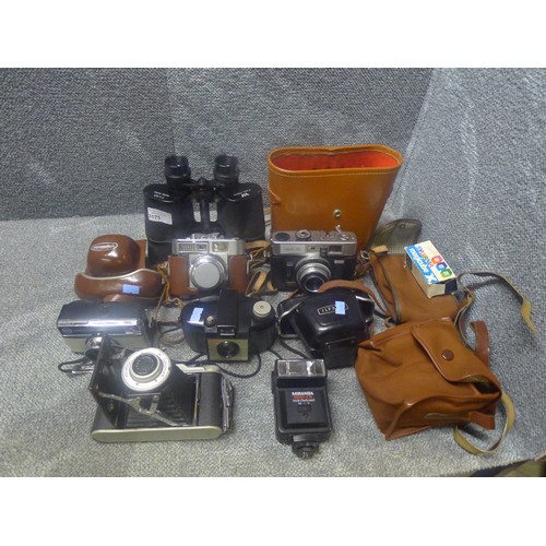 3175 - 5 various vintage cameras comprising 1 Voigtlander Vitomatic II camera, 1 Ilford Dacora electric CR ... 