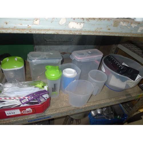 1032 - A quantity of various catering related items including plates, storage containers etc