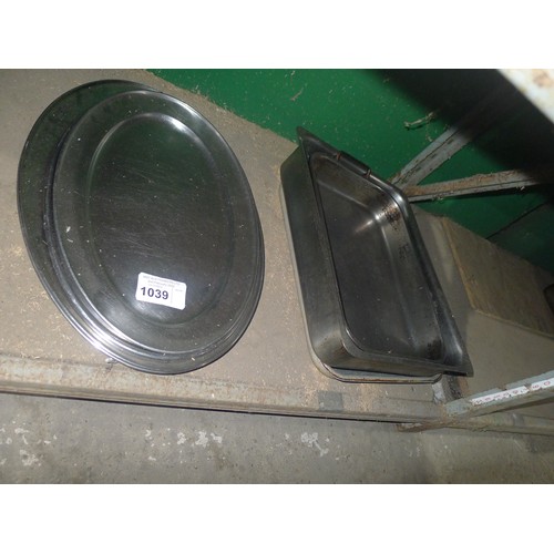 1039 - A quantity of various baking trays, serving trays, cutlery trays etc. Contents of one shelf