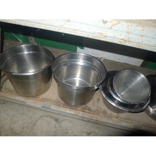 1044 - A quantity of various catering related stainless steel items including bowls, sieves etc. Contents o... 