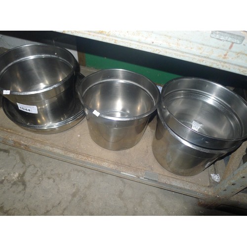 1044 - A quantity of various catering related stainless steel items including bowls, sieves etc. Contents o... 