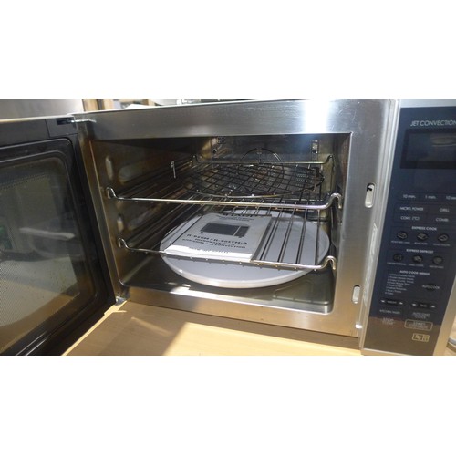 1038 - A jet convection microwave oven and grill 900w type R-98STM-A and a 4 slice Avanti Deluxe toaster by... 