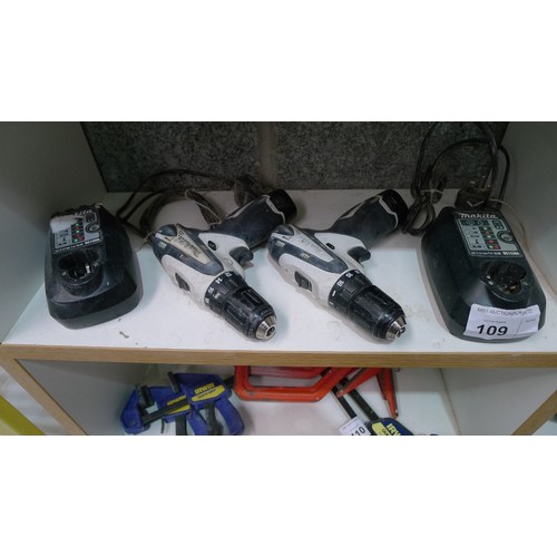 109 - 3 Makita cordless impact drivers type TD090D,  2 Makita cordless drills type DF330D, 5 batteries and... 