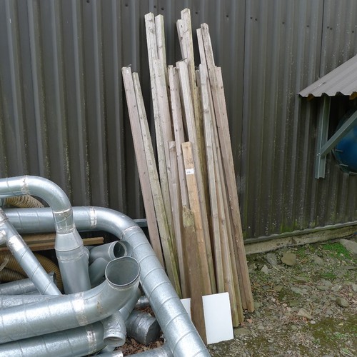 116 - A quantity of various size dust extraction ducting and a quantity of various lengths of wood - This ... 