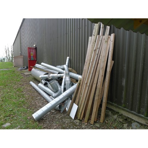 116 - A quantity of various size dust extraction ducting and a quantity of various lengths of wood - This ... 