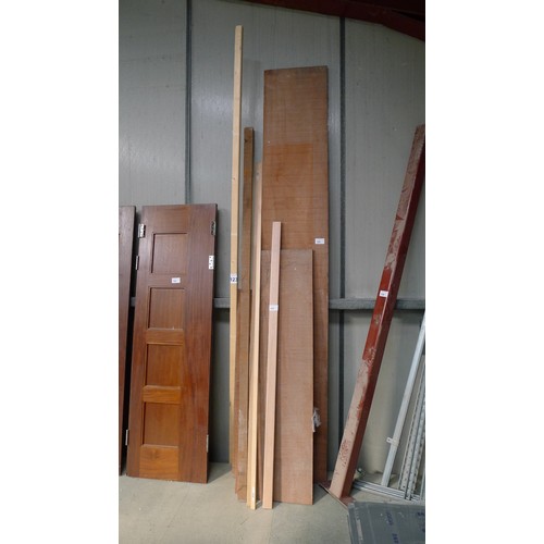 123 - A quantity of various lengths of wood including a sawn board at approx 305cm long x 48cm wide x 3cm ... 