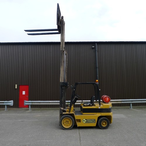 143 - A Daewoo low mast / high lift gas forklift model G30S-2, serial number 09-00621, capacity 3000kg, ma... 