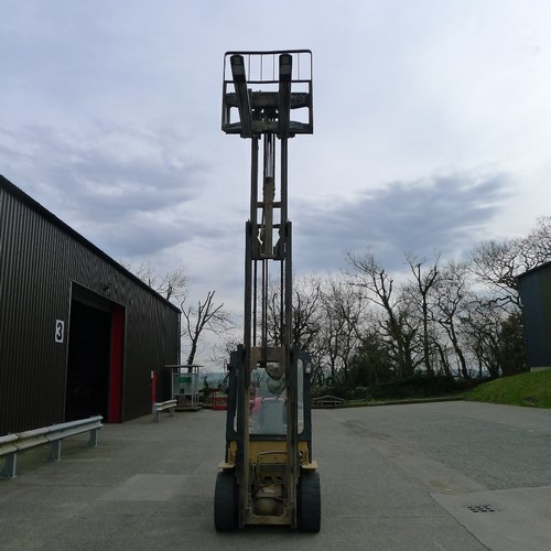 143 - A Daewoo low mast / high lift gas forklift model G30S-2, serial number 09-00621, capacity 3000kg, ma... 