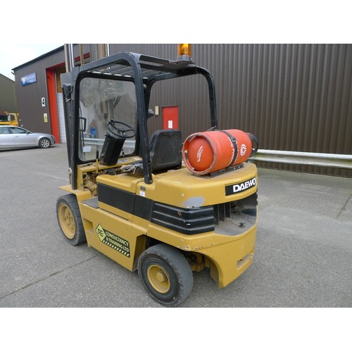 143 - A Daewoo low mast / high lift gas forklift model G30S-2, serial number 09-00621, capacity 3000kg, ma... 