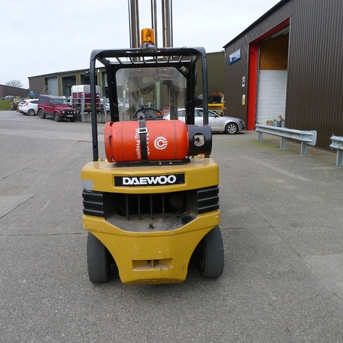 143 - A Daewoo low mast / high lift gas forklift model G30S-2, serial number 09-00621, capacity 3000kg, ma... 