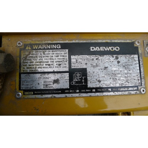 143 - A Daewoo low mast / high lift gas forklift model G30S-2, serial number 09-00621, capacity 3000kg, ma... 