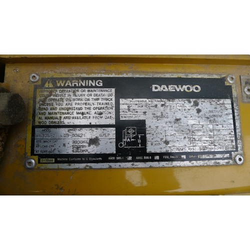 143 - A Daewoo low mast / high lift gas forklift model G30S-2, serial number 09-00621, capacity 3000kg, ma... 