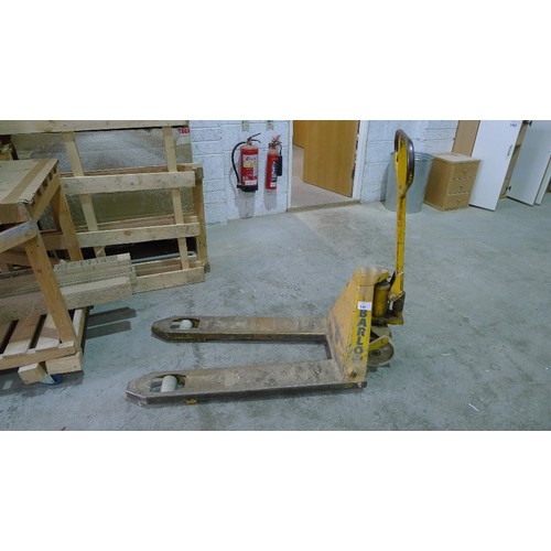 148 - A set of pallet trucks by Barlow (arms are splayed and require attention), a wooden bench on wheels ... 