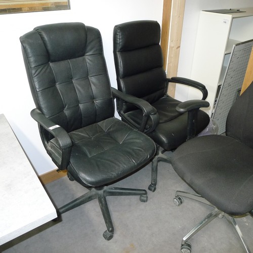 150 - 4 various black upholstered office swivel chairs, a white shelf unit and a dry wipe board etc (in op... 