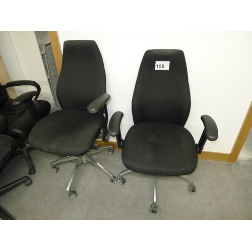 150 - 4 various black upholstered office swivel chairs, a white shelf unit and a dry wipe board etc (in op... 