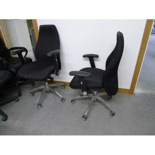 150 - 4 various black upholstered office swivel chairs, a white shelf unit and a dry wipe board etc (in op... 