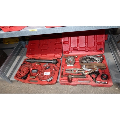 1186 - A Sealey hydraulic puller set and a coil spring compression set. Contents of 1 shelf