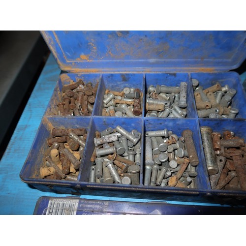 1198 - A quantity of various items including auto fuses, circlips, split pins, insulated terminals etc. Con... 