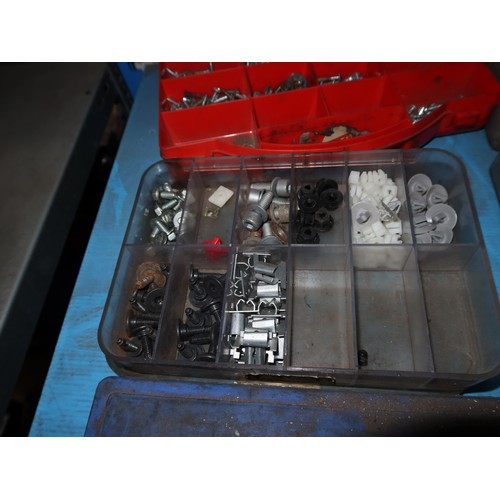 1198 - A quantity of various items including auto fuses, circlips, split pins, insulated terminals etc. Con... 