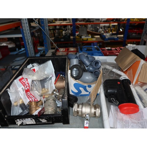 1214 - A quantity of various plumbing related items including Boss Venturi metal valves, a hinged support r... 