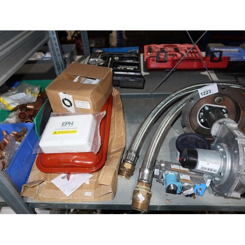 1223 - A quantity of various items including 2 braided hose assemblies, a Rasco type 50DB 5.8H pre mix blow... 