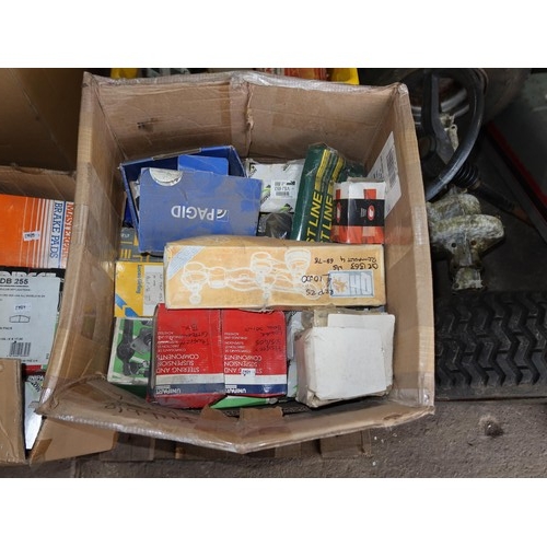 1283 - 1 pallet containing a quantity of various brake pads and other auto parts