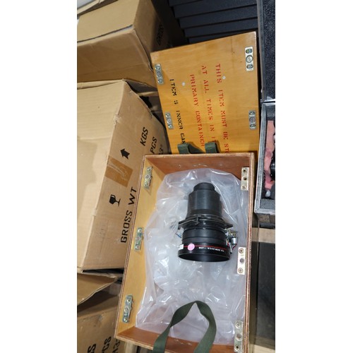 320 - A Barco FLM HD20 projector 240v supplied in a wheeled flight case together with 1 x TLD Zoom (2.0-2.... 