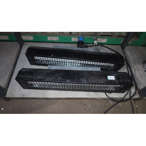 373 - 3 lights type (H) G007/UA (SRL-579A) 240v, each approx 65cm wide. Contents of 2 shelves