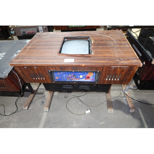 3029 - A vintage arcade cocktail / table top video game machine -   - The hinged top is unlocked but is mis... 