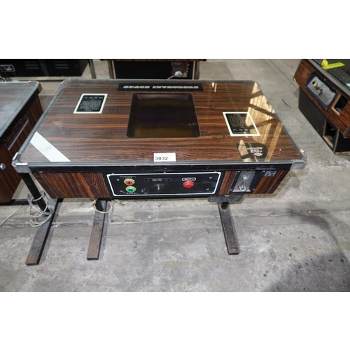 3032 - A vintage arcade cocktail /table top video game machine by Shoei type Space Intruders - The hinged g... 