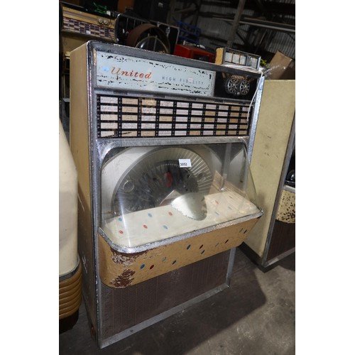 3052 - A vintage United Music Corp Jukebox model UPC 100. This is a vintage Jukebox suitable for restoratio... 