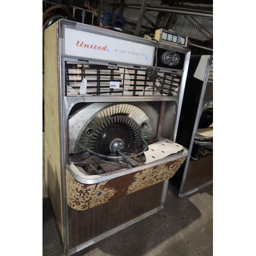 3053 - A vintage United Music Corp Jukebox model UPC 100 X. This is a vintage Jukebox suitable for restorat... 