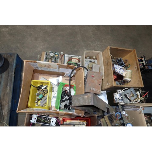 3071 - 1 pallet containing a quantity of various vintage items including power supplies, coin mechanism par... 