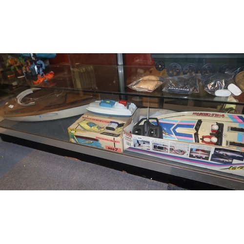 3104 - 3 x various vintage toy boats including a wooden model boat and remote control Viper by Kyosho - tra... 