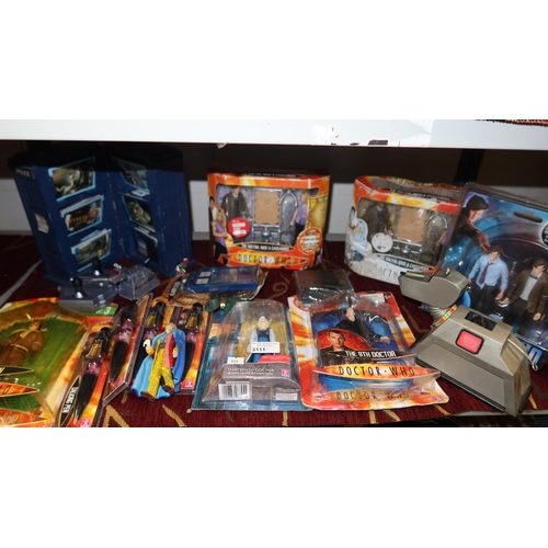 3111 - A quantity of various Doctor Who collectibles including sealed character option figures, a trading c... 