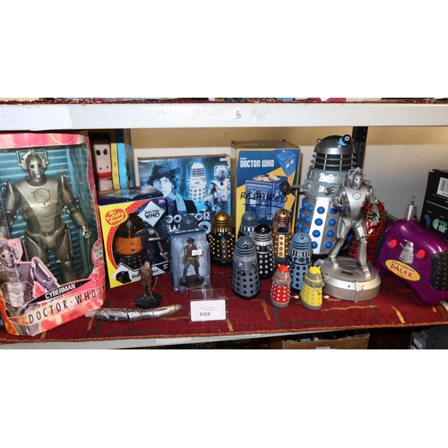 3123 - A quantity of various Doctor Who collectibles including a boxed Cyberman, a Dalek Mr Potato Head, a ... 