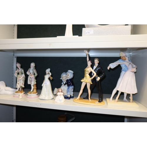 3179 - A small quantity of miscellaneous ceramic figures (1 shelf)